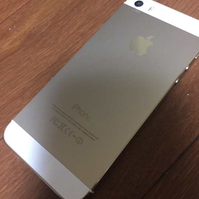 Apple(アップル)のiphone5s 16GB ゴールド スマホ/家電/カメラのスマートフォン/携帯電話(携帯電話本体)の商品写真