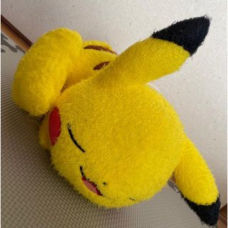 ポケモン(ポケモン)のピカチュウ ポケモン ポケットモンスター 寝そべり 寝ている ぬいぐるみ(ぬいぐるみ)