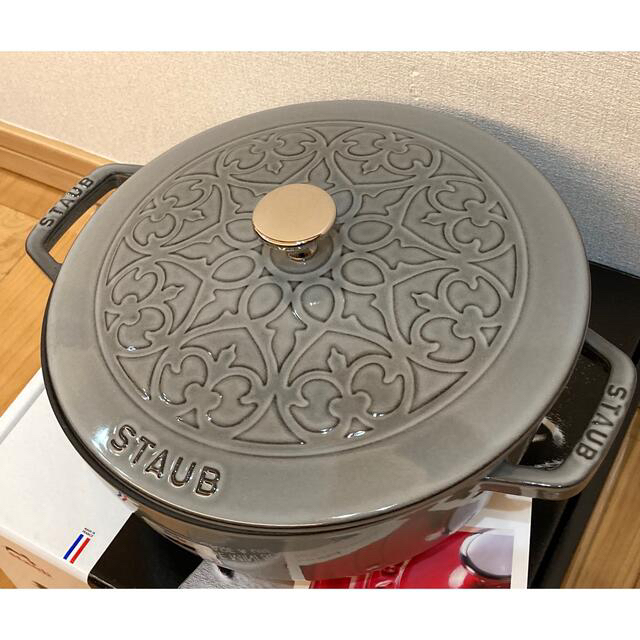 キッチン/食器レア限定【新品未使用】staub リリー　シグネチャーココット　グレー　24cm