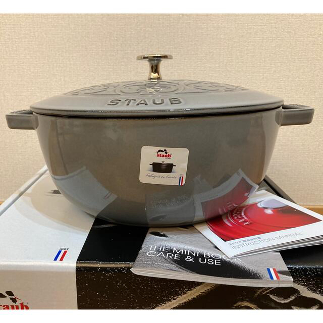 STAUB(ストウブ)のレア限定【新品未使用】staub リリー　シグネチャーココット　グレー　24cm インテリア/住まい/日用品のキッチン/食器(鍋/フライパン)の商品写真