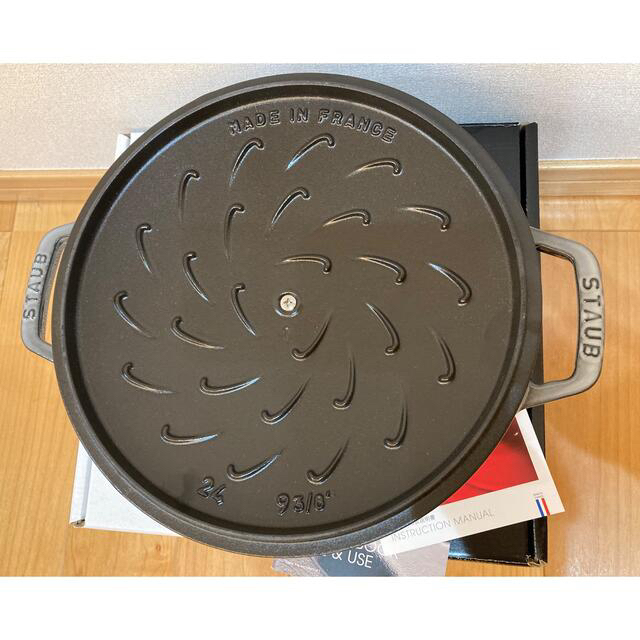 STAUB(ストウブ)のレア限定【新品未使用】staub リリー　シグネチャーココット　グレー　24cm インテリア/住まい/日用品のキッチン/食器(鍋/フライパン)の商品写真