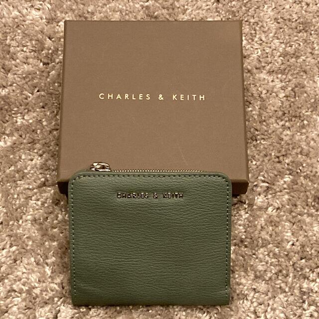 Charles and Keith(チャールズアンドキース)の【トマトゥ〜様専用】CHARLES & KEITH 二つ折り財布 レディースのファッション小物(財布)の商品写真