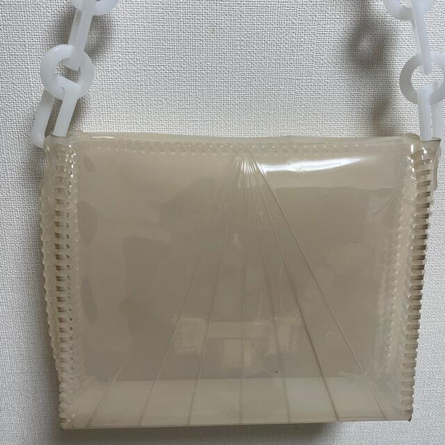 mame(マメ)のmame マメ　マメクロゴウチ　pvc バッグ　ホワイト　乳白色 レディースのバッグ(ショルダーバッグ)の商品写真