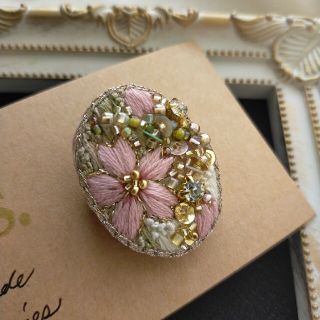 手刺繍ブローチ　ビジュー　スパンコール　ビーズ　フラワーデザイン