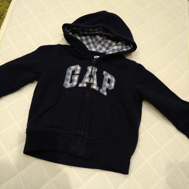 babyGAP(ベビーギャップ)の6070サイズ　アウターセット　ベビーギャップ　ギンガムパーカー　イニシャルC キッズ/ベビー/マタニティのベビー服(~85cm)(ジャケット/コート)の商品写真