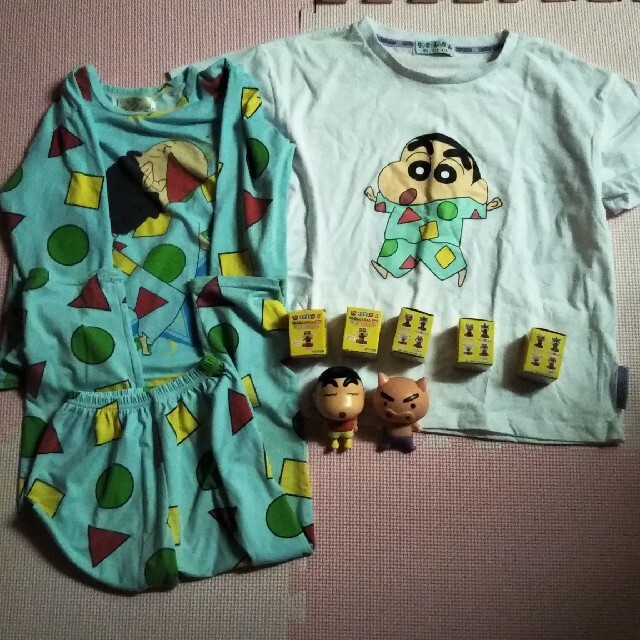 クレヨンしんちゃん　Tシャツ　パジャマ　フィギア　セット エンタメ/ホビーのおもちゃ/ぬいぐるみ(キャラクターグッズ)の商品写真