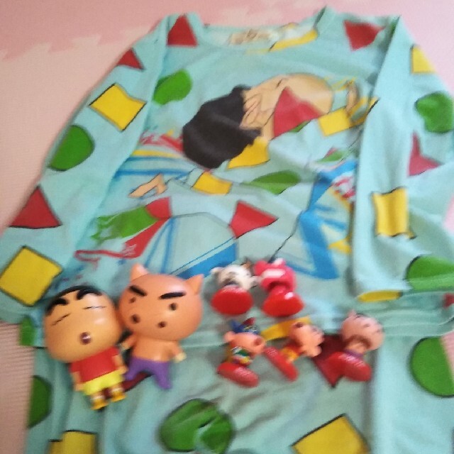 クレヨンしんちゃん　Tシャツ　パジャマ　フィギア　セット エンタメ/ホビーのおもちゃ/ぬいぐるみ(キャラクターグッズ)の商品写真