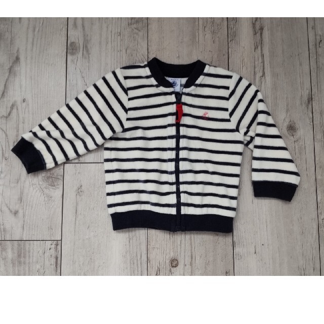 PETIT BATEAU(プチバトー)のプチバトーベビー　アウター　74cm 12m　PETIT BATEAU　ボーダー キッズ/ベビー/マタニティのベビー服(~85cm)(ジャケット/コート)の商品写真