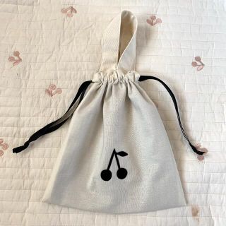 さくらんぼワッペンの巾着袋　ハンドメイド(外出用品)