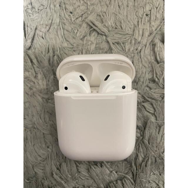 Apple(アップル)の箱つき　APPLE AirPods イヤホン MMEF2J/A スマホ/家電/カメラのオーディオ機器(ヘッドフォン/イヤフォン)の商品写真