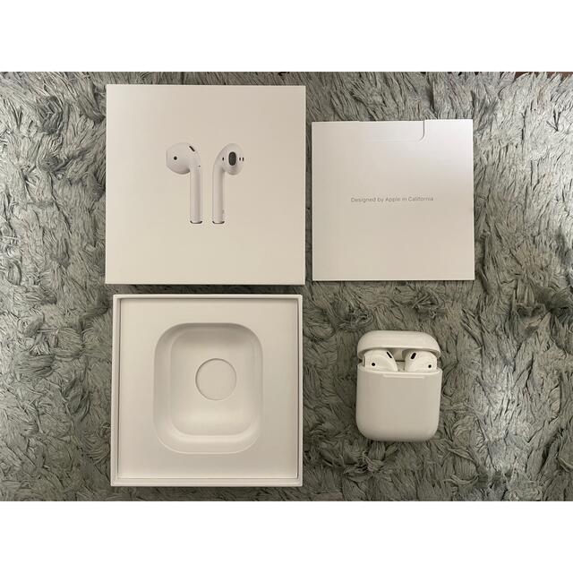 Apple(アップル)の箱つき　APPLE AirPods イヤホン MMEF2J/A スマホ/家電/カメラのオーディオ機器(ヘッドフォン/イヤフォン)の商品写真