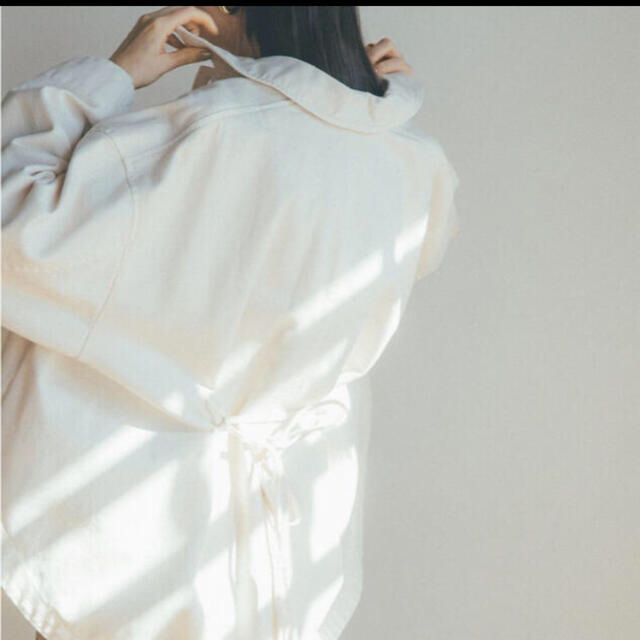 クラネ BACK SQUEEZE DENIM JACKET - WHITE 年末のプロモーション