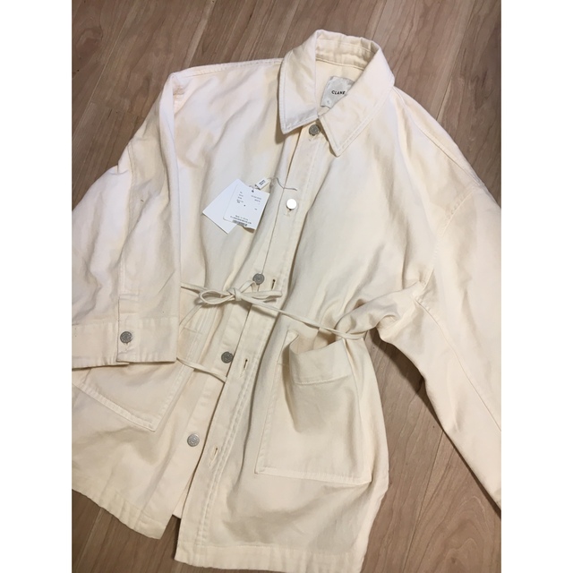 クラネ BACK SQUEEZE DENIM JACKET - WHITE 年末のプロモーション