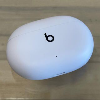 ビーツバイドクタードレ(Beats by Dr Dre)の美品★Beats Studio Buds 充電ケースのみ ホワイト／W13(ヘッドフォン/イヤフォン)