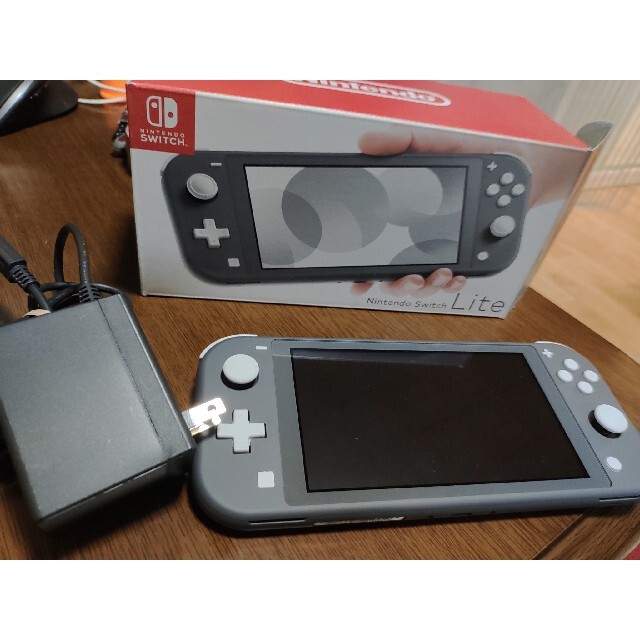 Nintendo Switch Liteグレー　中古 エンタメ/ホビーのゲームソフト/ゲーム機本体(家庭用ゲーム機本体)の商品写真