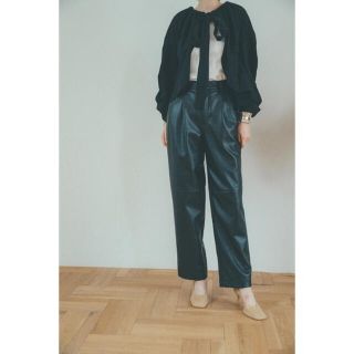 ステュディオス(STUDIOUS)のCLANE FAKE LEATHER H/W PANTS(カジュアルパンツ)