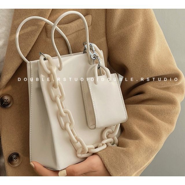 【新品未使用】チェーン付きバッグ 　ホワイト　レディース　即購入OK!! レディースのバッグ(ハンドバッグ)の商品写真
