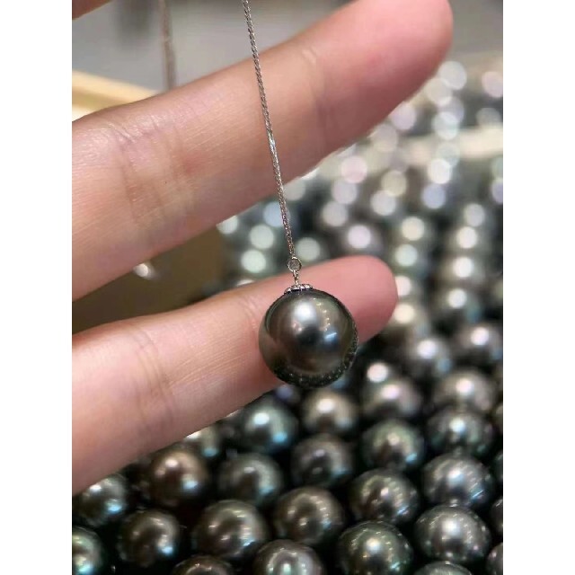 【高級】天然タヒチ黒蝶真珠 一粒パールネックレスk18 安いそれに目立つ 【高級】天然タヒチ黒蝶真珠 一粒ネックレス10-11mm k18 ネックレス