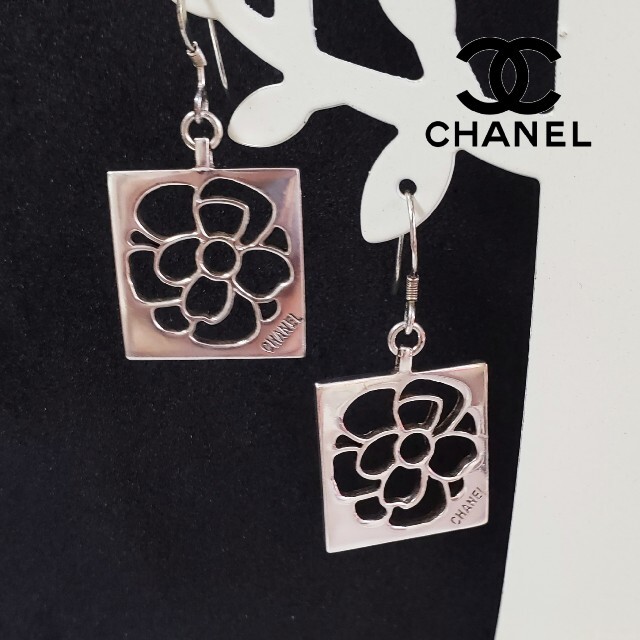 CHANEL(シャネル)のシャネル　カメリア　シルバー　ピアス レディースのアクセサリー(ピアス)の商品写真