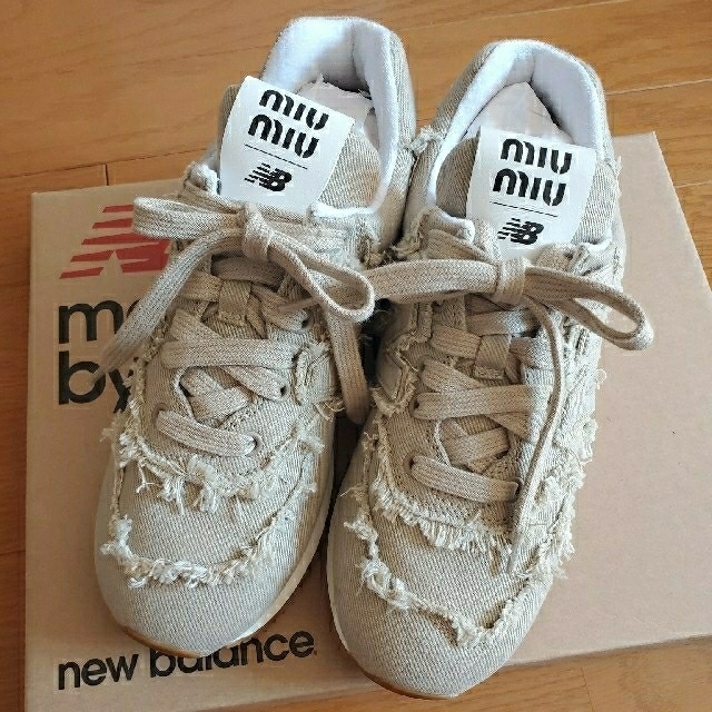 miumiu × new balance コラボスニーカー ベージュ | フリマアプリ ラクマ