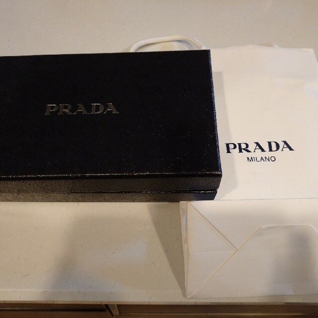 PRADA(プラダ)のPRADA 長財布  赤  レディース  レッド レディースのファッション小物(財布)の商品写真