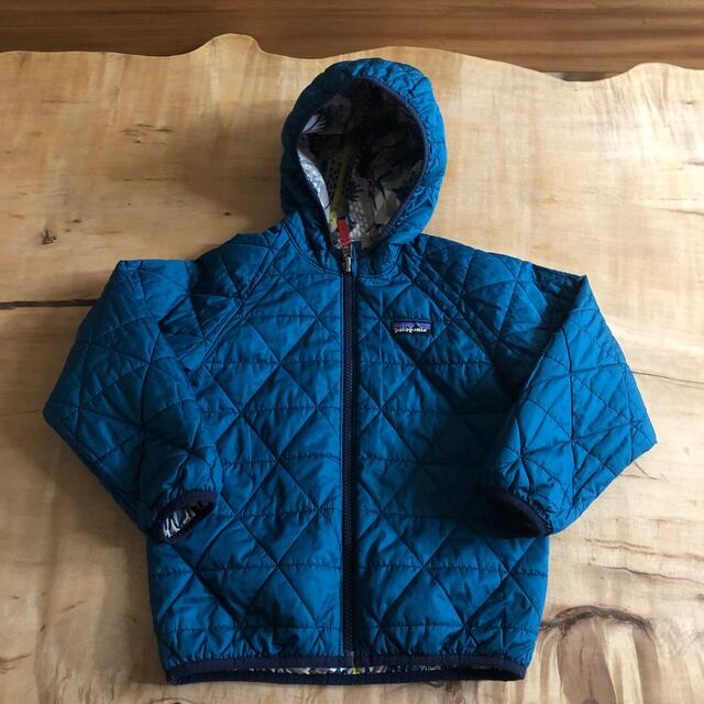 patagonia(パタゴニア)のパタゴニア リバーシブル 中綿ジャケット 5T キッズ/ベビー/マタニティのキッズ服男の子用(90cm~)(ジャケット/上着)の商品写真