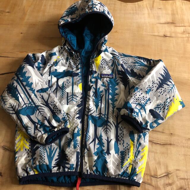 patagonia(パタゴニア)のパタゴニア リバーシブル 中綿ジャケット 5T キッズ/ベビー/マタニティのキッズ服男の子用(90cm~)(ジャケット/上着)の商品写真