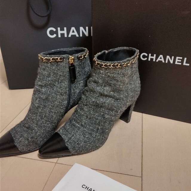 CHANEL(シャネル)のCHANEL♥️ロゴチェーン🍒ツイードショートブーツ レディースの靴/シューズ(ブーツ)の商品写真