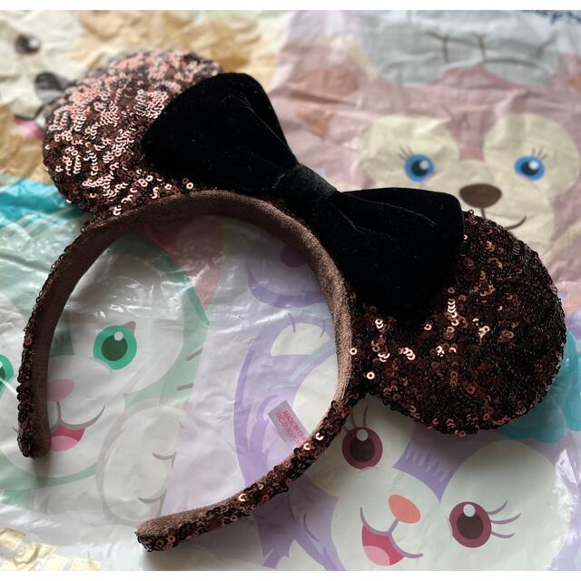 Disney(ディズニー)の【Disney】スパンコールカチューシャbrown🍫 レディースのヘアアクセサリー(カチューシャ)の商品写真