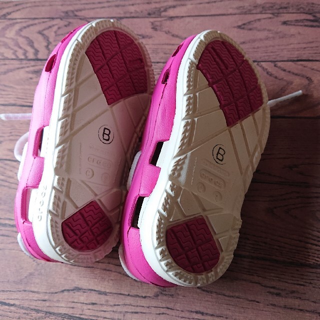 crocs(クロックス)のクロックス子供用 キッズ/ベビー/マタニティのキッズ靴/シューズ(15cm~)(サンダル)の商品写真