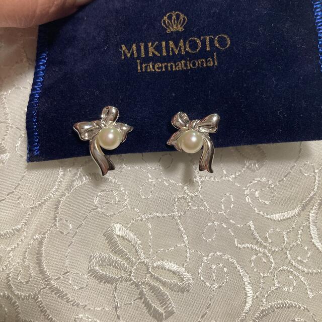 MIKIMOTO(ミキモト)のミキモト　リボンがかわいいイヤリング レディースのアクセサリー(イヤリング)の商品写真