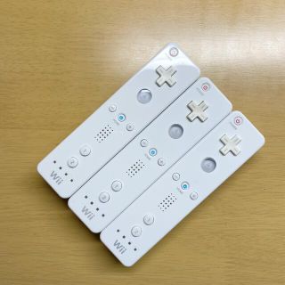 ウィーユー(Wii U)の【美品】任天堂純正品 wiiリモコン 白 3個セット 送料無料(その他)