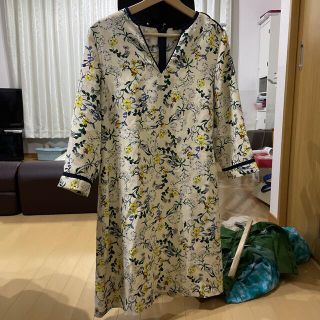 ザラ(ZARA)のZARA Basic オフホワイト 花柄 ワンピース(ひざ丈ワンピース)