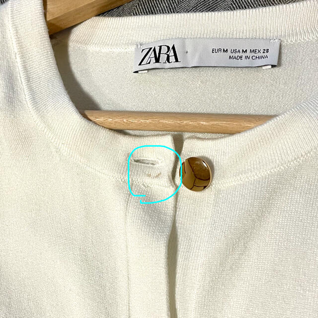 ZARA(ザラ)のZARA 春物　白色　カーディガン　金ボタン レディースのトップス(カーディガン)の商品写真