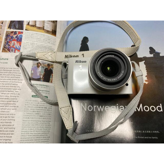 Nikon(ニコン)の最安値♡ホワイトNikon 1 J2    スマホ/家電/カメラのカメラ(ミラーレス一眼)の商品写真