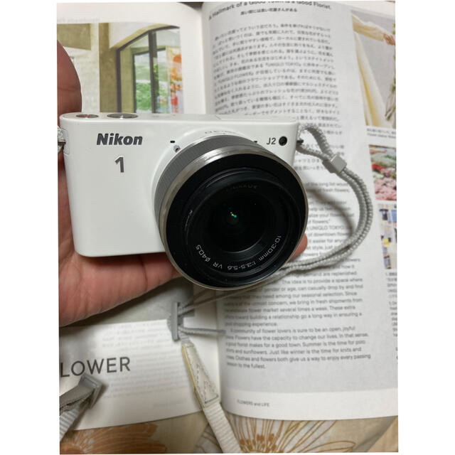 Nikon(ニコン)の最安値♡ホワイトNikon 1 J2    スマホ/家電/カメラのカメラ(ミラーレス一眼)の商品写真