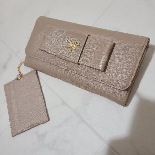 プラダ(PRADA)のプラダ パスケース付き 長財布 ベージュ リボン レザー サフィアーノ(長財布)