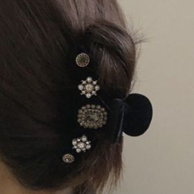 人気再入荷♥ベロアビジューバンスクリップヘアクリップハーフアップバンスクリップ レディースのヘアアクセサリー(バレッタ/ヘアクリップ)の商品写真