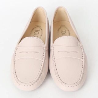 TOD'S   tods ドライビングシューズ ピンクベージュの通販｜ラクマ