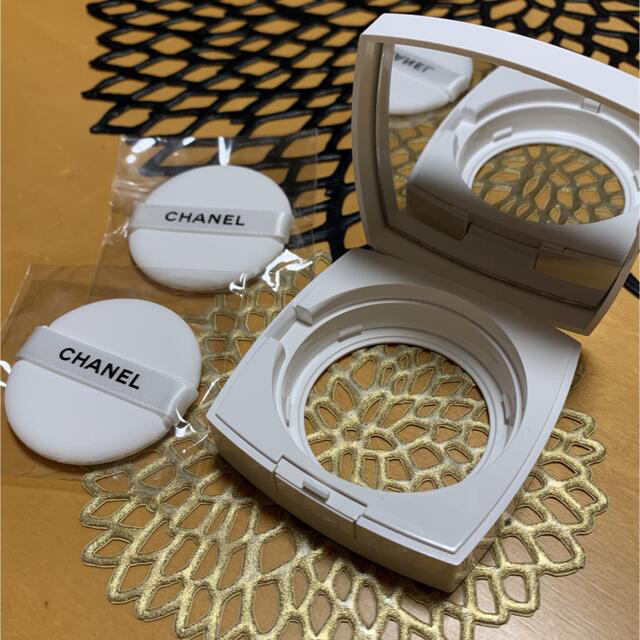 CHANEL(シャネル)のCHANEL クッションファンデケース＋パフ2枚 コスメ/美容のベースメイク/化粧品(ファンデーション)の商品写真
