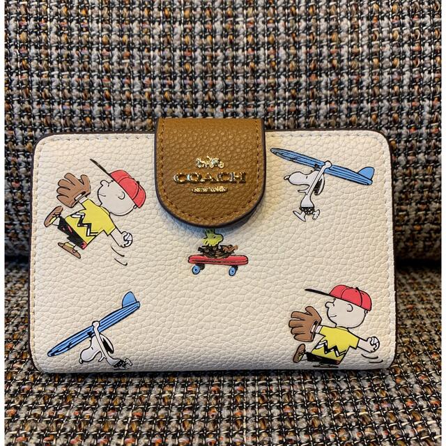 COACH(コーチ)のコーチ　二つ折り財布　スポーティ　スヌーピー　4899 レディースのファッション小物(財布)の商品写真