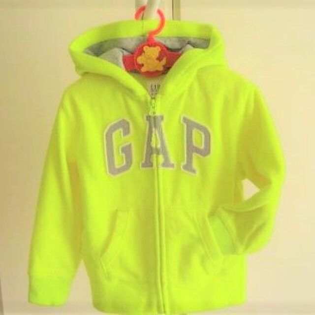 GAP Kids(ギャップキッズ)のUSA購入　GAP　110～120　暖かフリースシルバーロゴあっぷりけ付　フリー キッズ/ベビー/マタニティのキッズ服男の子用(90cm~)(ジャケット/上着)の商品写真