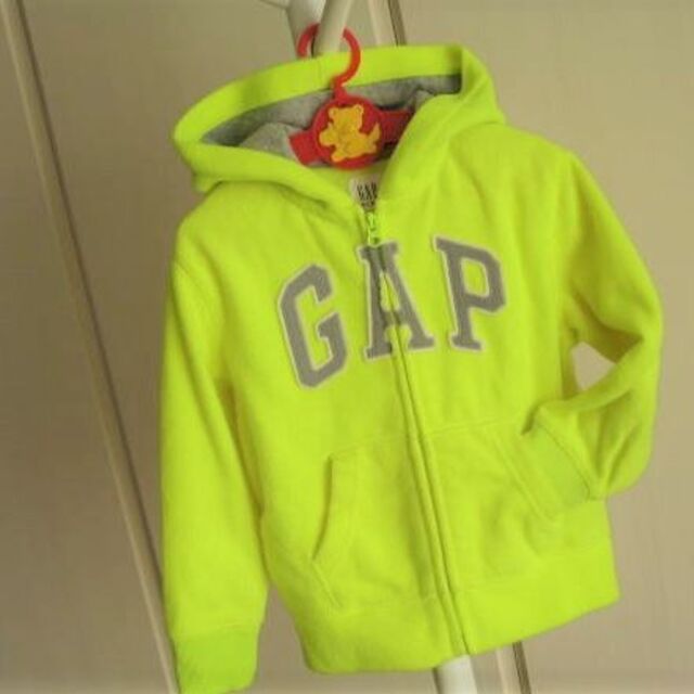 GAP Kids(ギャップキッズ)のUSA購入　GAP　110～120　暖かフリースシルバーロゴあっぷりけ付　フリー キッズ/ベビー/マタニティのキッズ服男の子用(90cm~)(ジャケット/上着)の商品写真