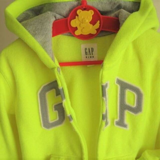 GAP Kids(ギャップキッズ)のUSA購入　GAP　110～120　暖かフリースシルバーロゴあっぷりけ付　フリー キッズ/ベビー/マタニティのキッズ服男の子用(90cm~)(ジャケット/上着)の商品写真