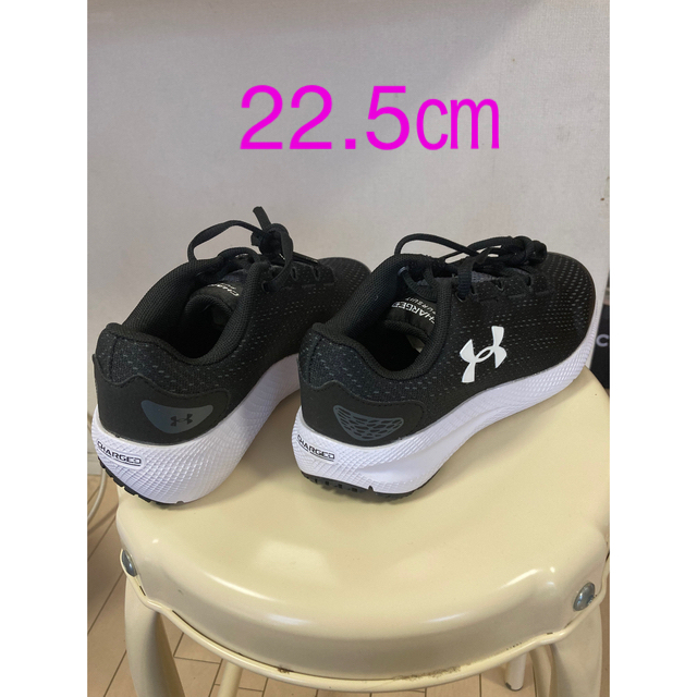 UNDER ARMOUR(アンダーアーマー)の【新品】アンダーアーマースニーカー　22.5 キッズ/ベビー/マタニティのキッズ靴/シューズ(15cm~)(スニーカー)の商品写真