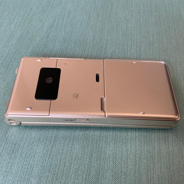 NTTdocomo(エヌティティドコモ)のdocomo P-01H  GOLD ゴールド  スマホ/家電/カメラのスマートフォン/携帯電話(携帯電話本体)の商品写真