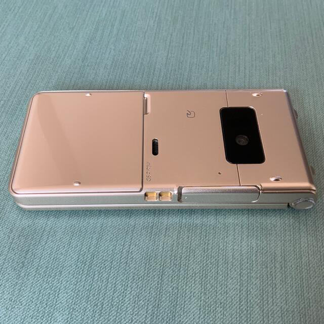 NTTdocomo(エヌティティドコモ)のdocomo P-01H  GOLD ゴールド  スマホ/家電/カメラのスマートフォン/携帯電話(携帯電話本体)の商品写真