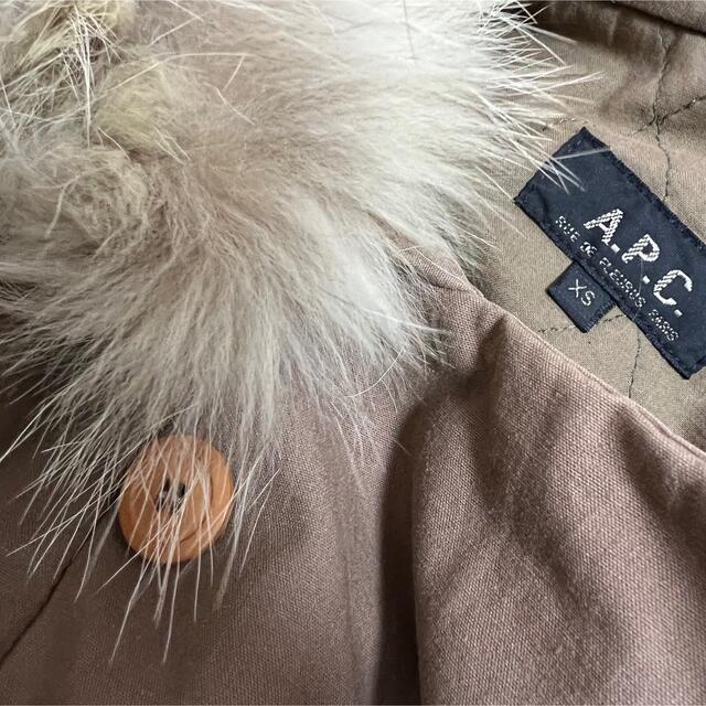 A.P.C(アーペーセー)のアーペーセー APC 天然毛皮 ファー フード付 モッズコート ジャンバー XS レディースのジャケット/アウター(モッズコート)の商品写真