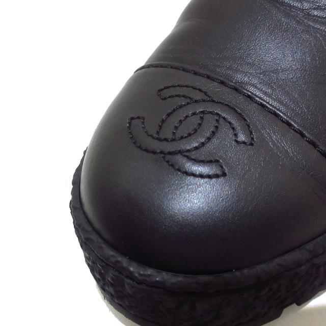 CHANEL(シャネル)のシャネル ショートブーツ 38 1/2美品  黒 レディースの靴/シューズ(ブーツ)の商品写真