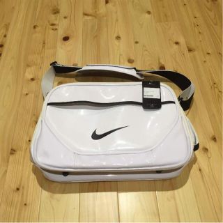 ナイキ(NIKE)の【新品】NIKE ナイキエナメルショルダーバッグ(ショルダーバッグ)